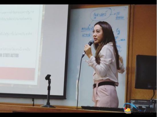 泰国美女博士老师走红 遭学生围堵拍照又是别人家的老师被惊艳到了(图)